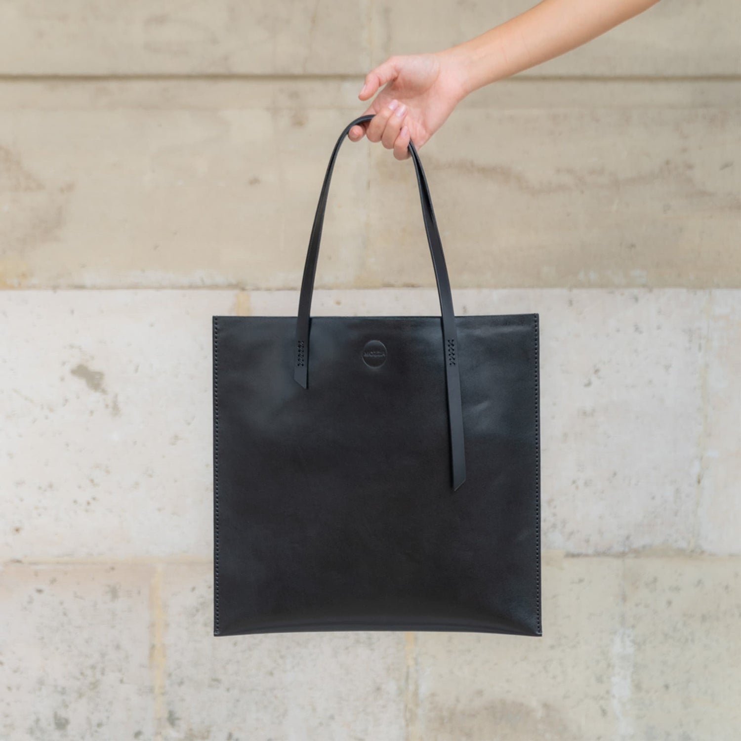 Grand sac cabas en cuir noir minimaliste Mozza