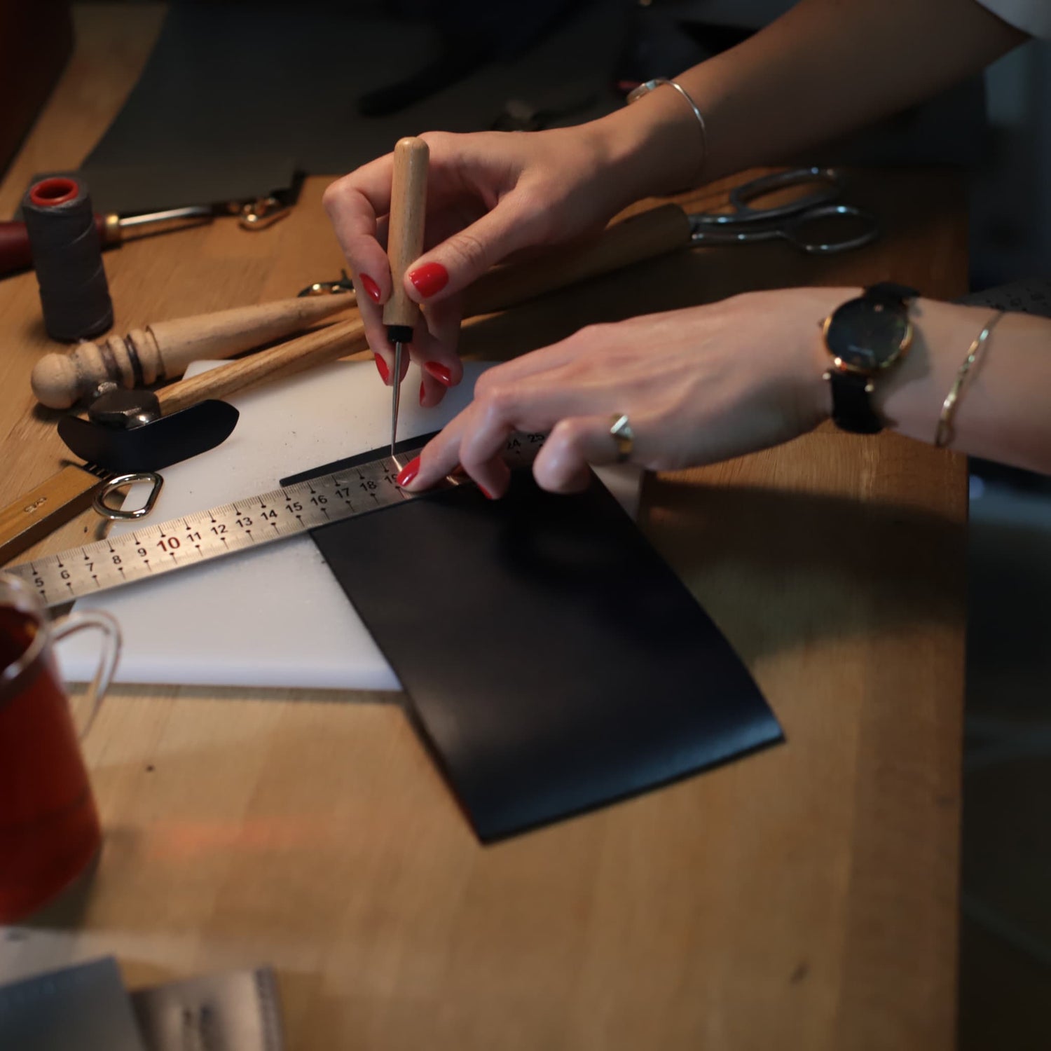 Fabrication artisanale d'un sac en cuir dans l'atelier Mozza